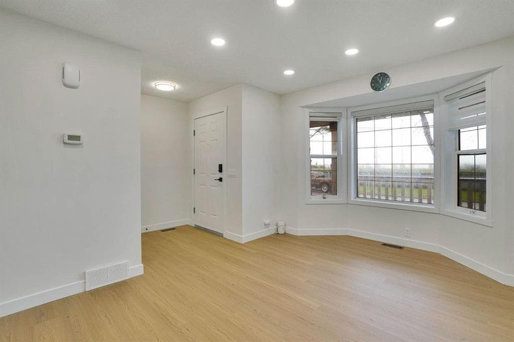 112 Martinglen Close NE — photo 2