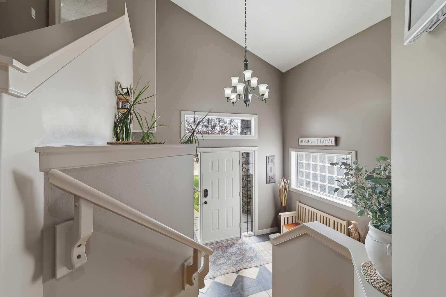 106 Oaklands Crescent — photo 4