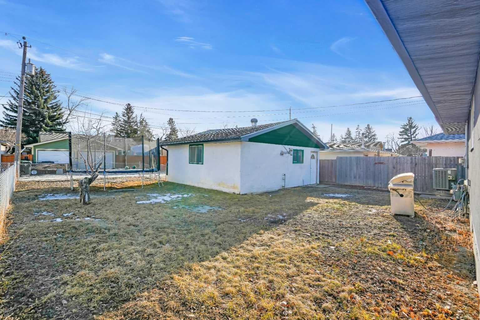 2046 33 Street SE — photo 4
