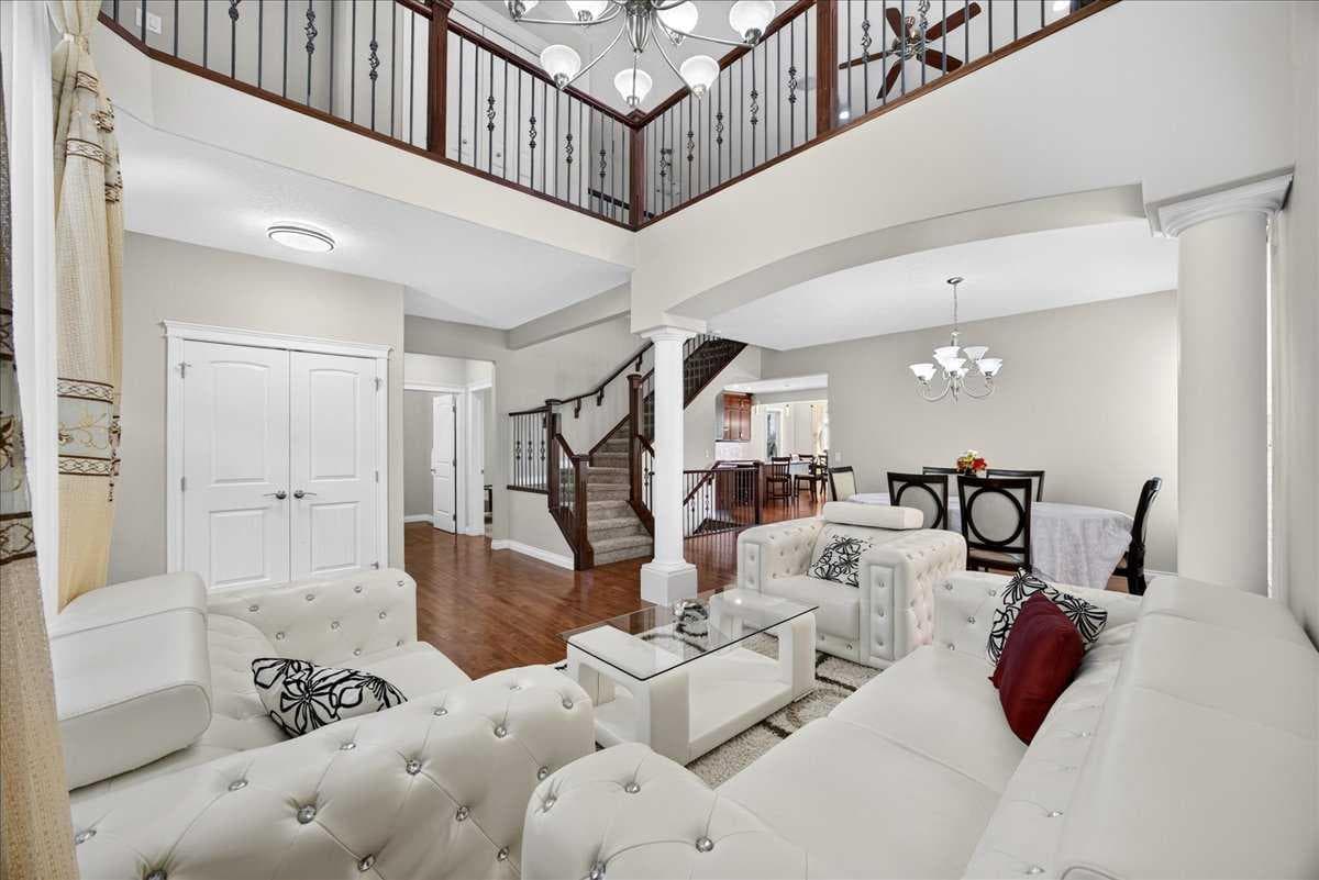 25 Sherwood Close NW — photo 4