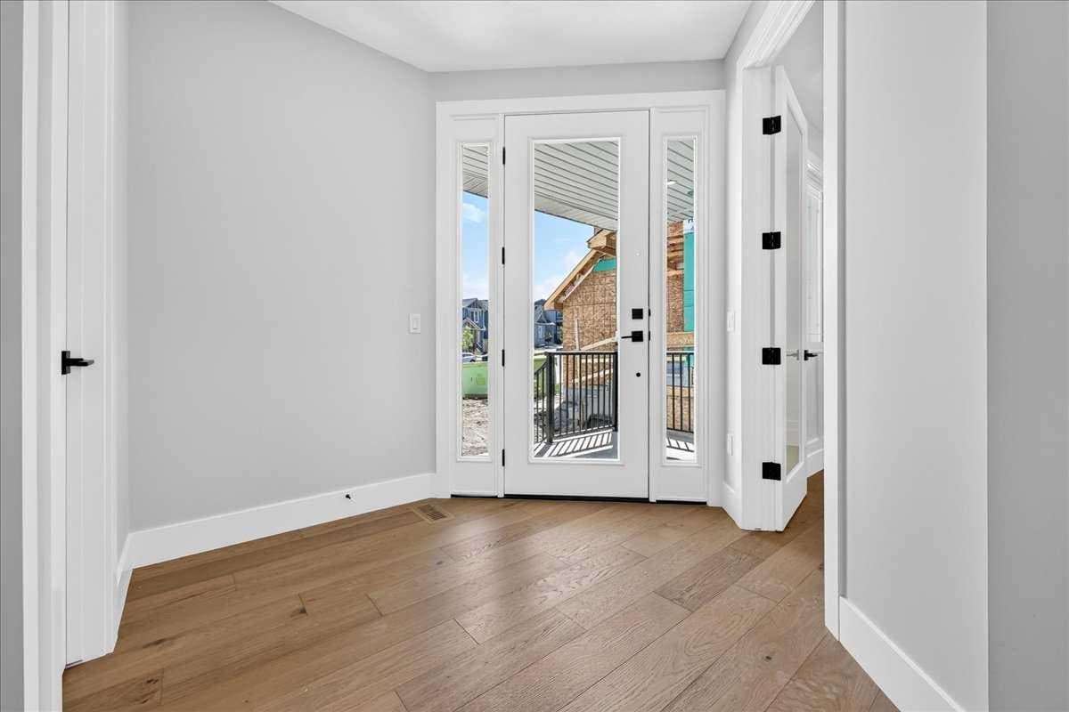 560 Livingston Way NE — photo 2