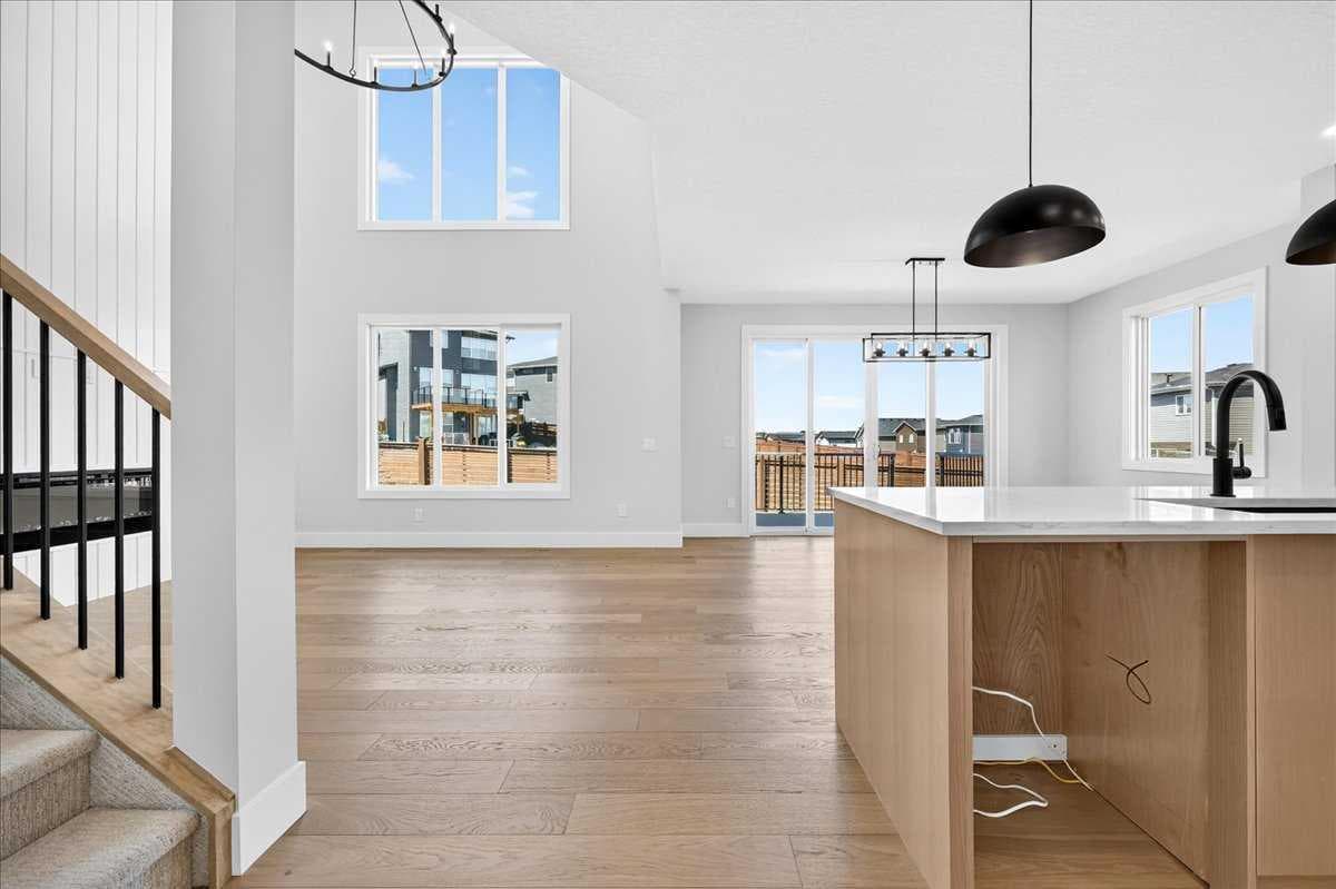 560 Livingston Way NE — photo 3