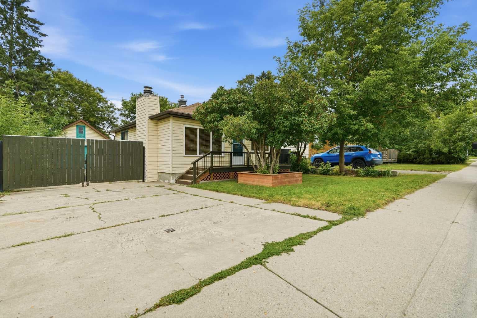 1832 43 Street SE — photo 3