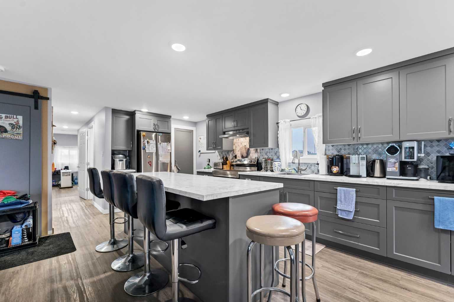 210 Dunbar Avenue W — photo 2