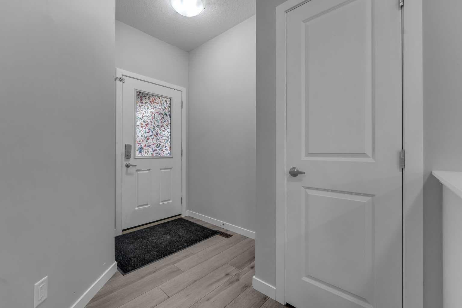 217 Lucas Crescent NW — photo 4