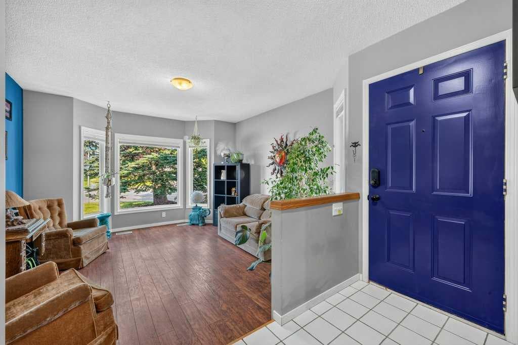 83 Millrise Crescent SW — photo 4