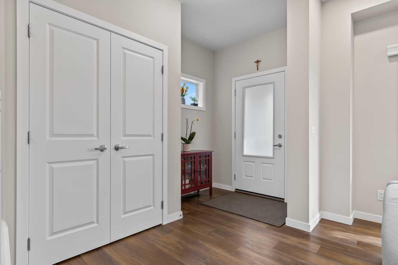 111 Hillcrest Close SW — photo 2