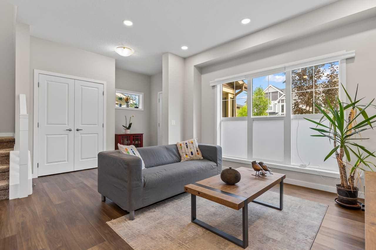 111 Hillcrest Close SW — photo 5