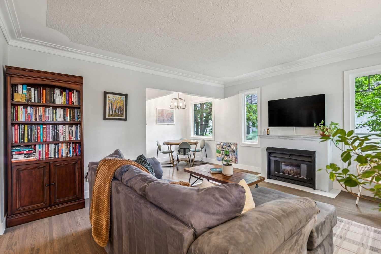 1644 16 Street SE — photo 2