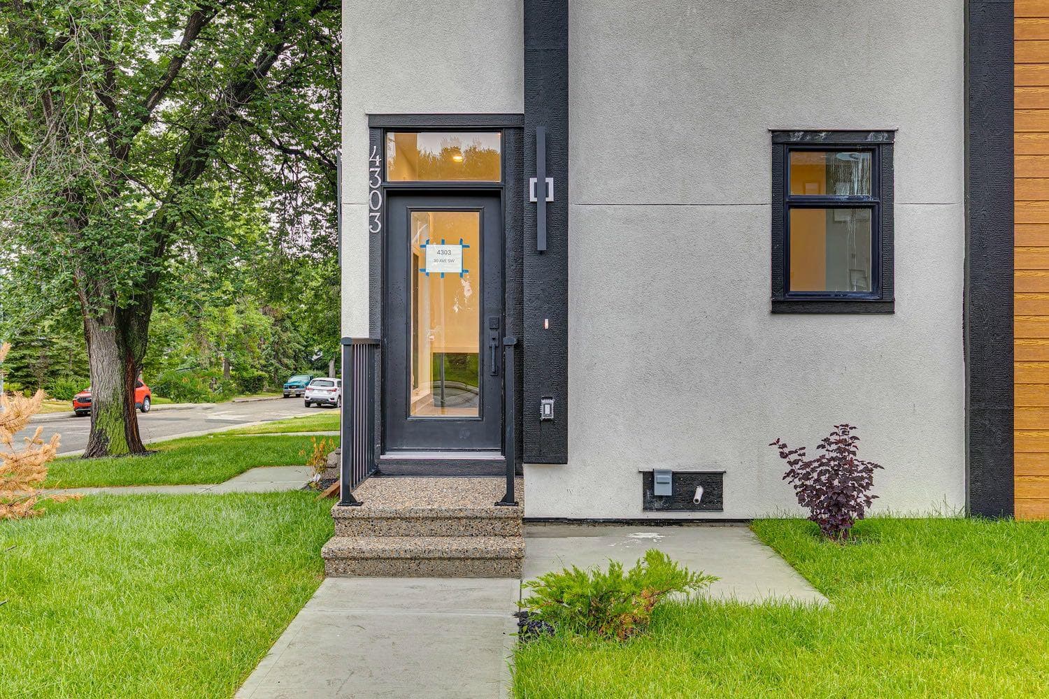 4303 30 Avenue SW — photo 2