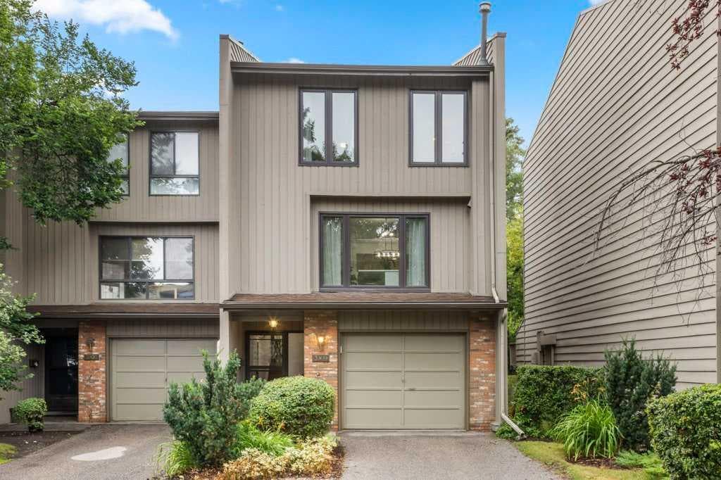 Row/Townhouse in Point McKay
