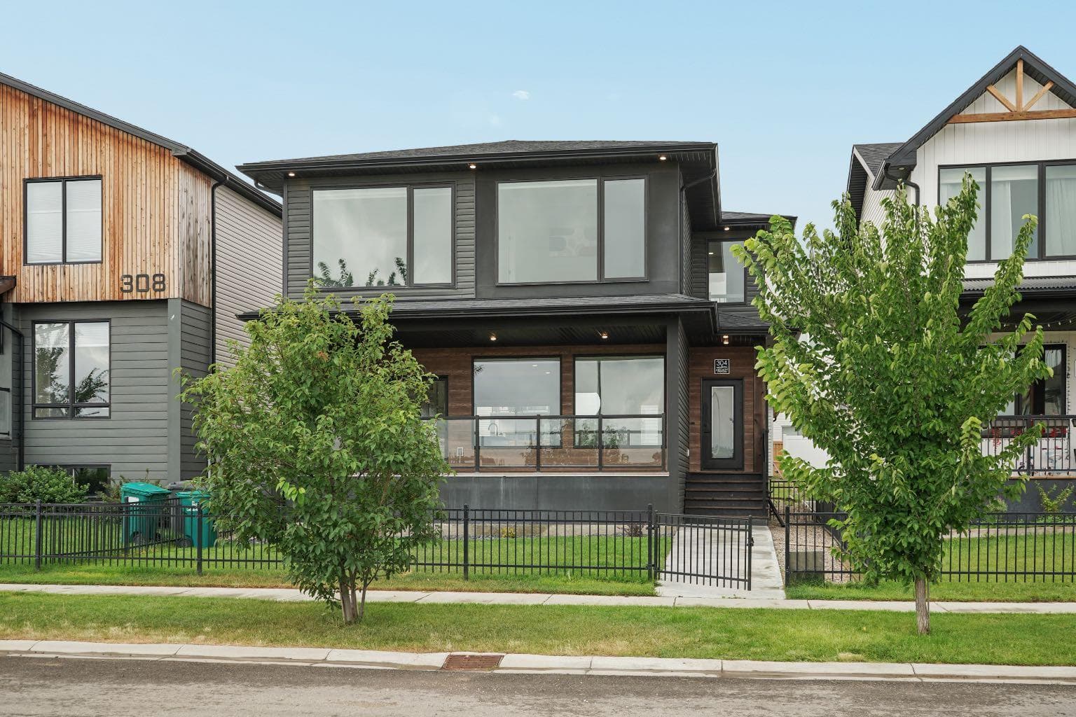 304 Grassland Boulevard W — photo 3