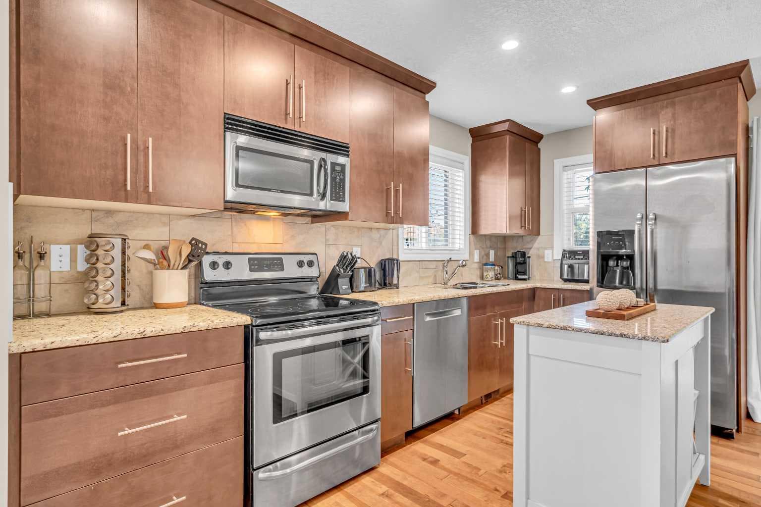 2, 821 Mcdougall Road NE — photo 3