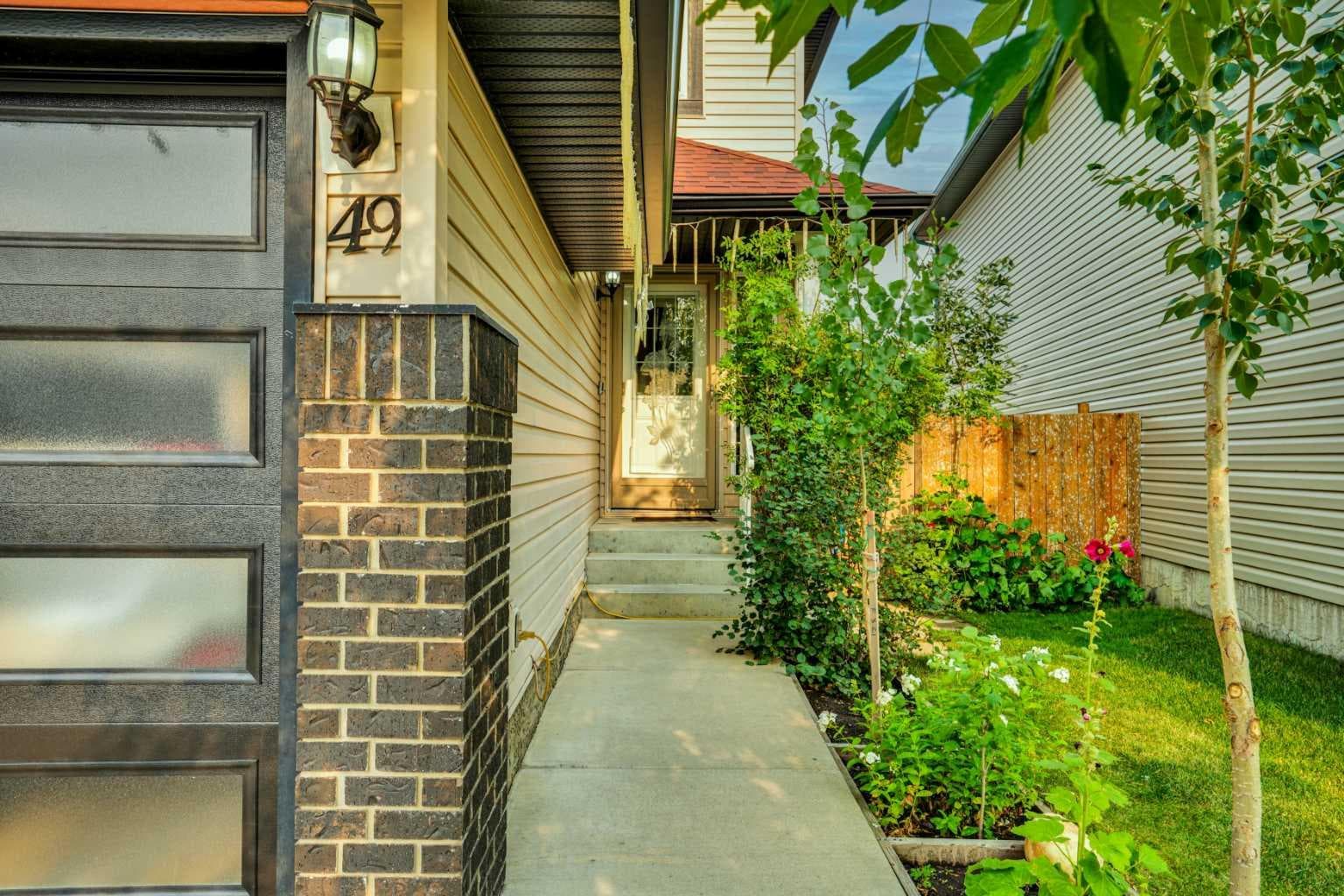 49 Saddletree Close NE — photo 3