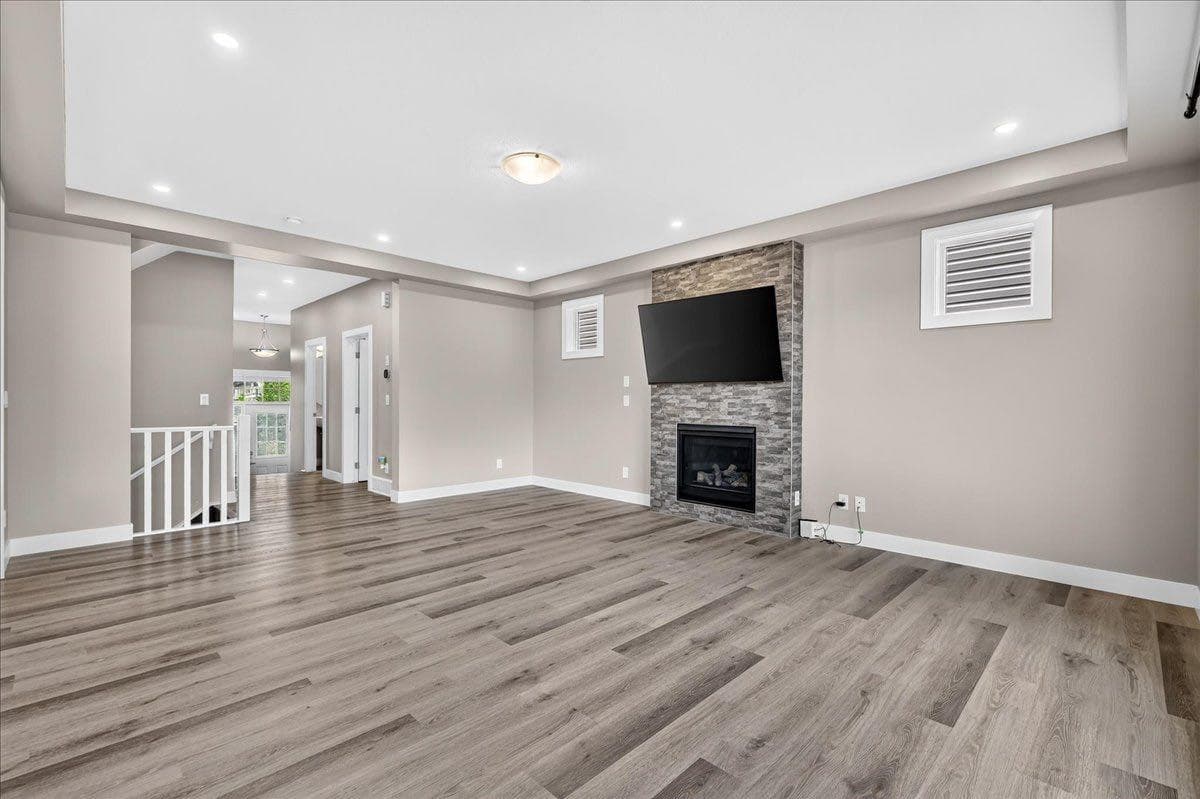 244 carrington Crescent NW — photo 4