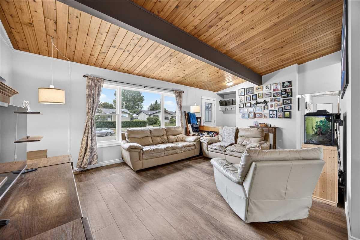661 12 Avenue — photo 4