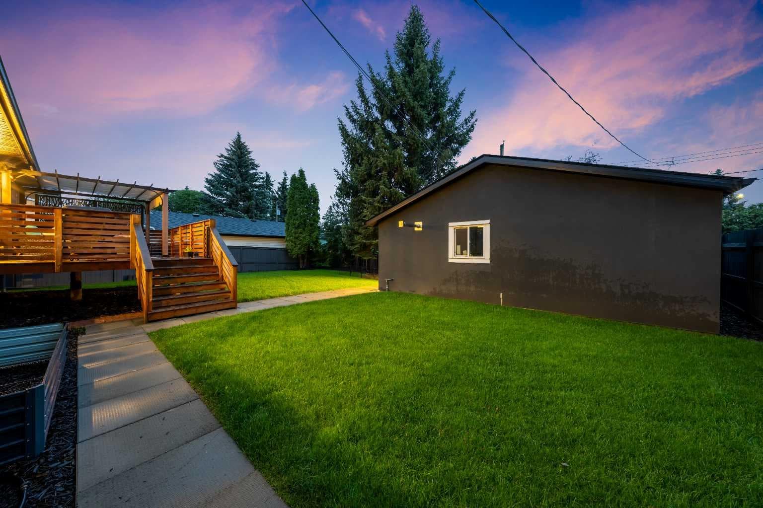 100 Lake Crimson Close SE — photo 3