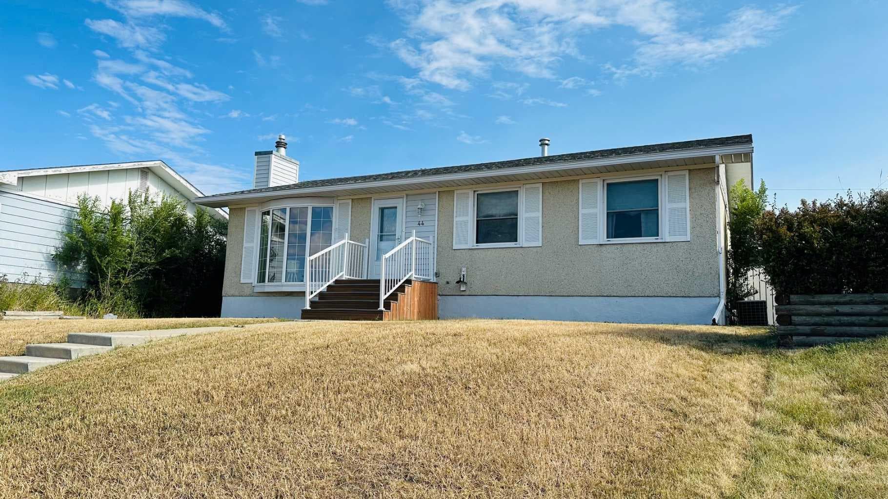 44 Cedar Crescent — photo 1