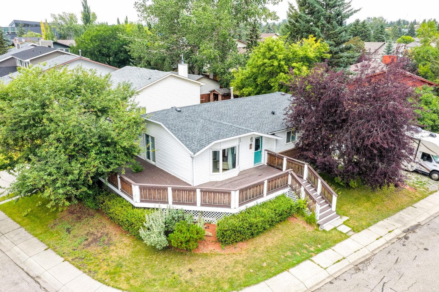 85 Rideau Close SW — photo 1