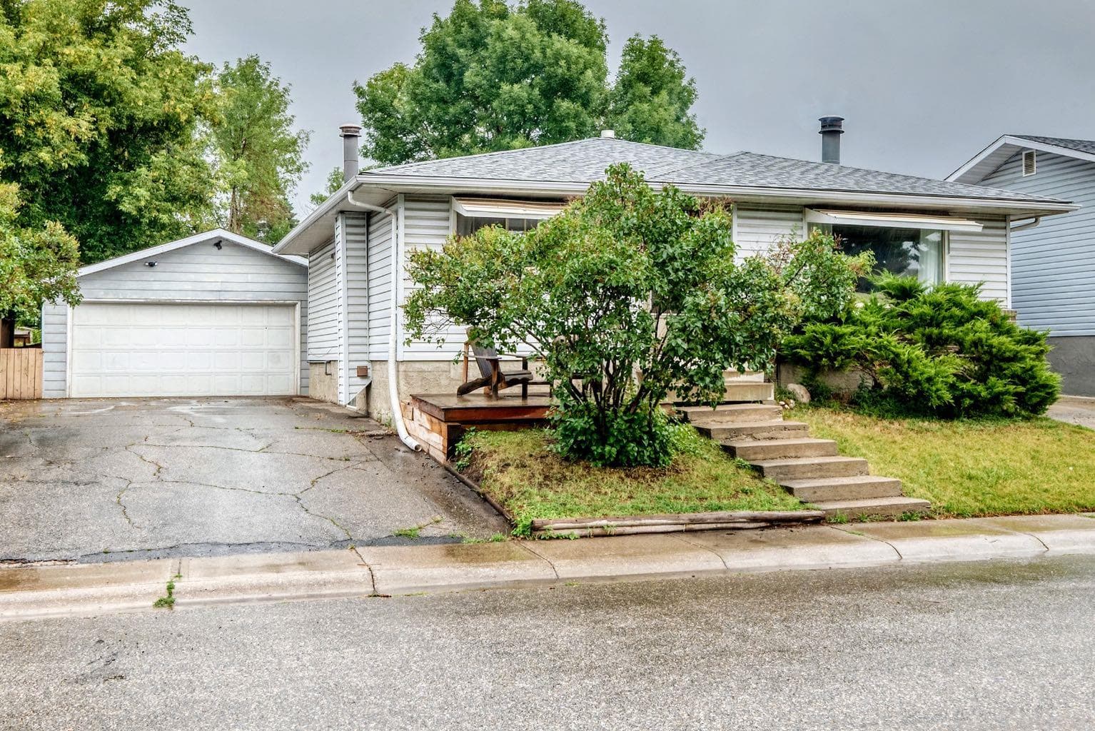 1949 LYTTON Crescent SE — photo 1