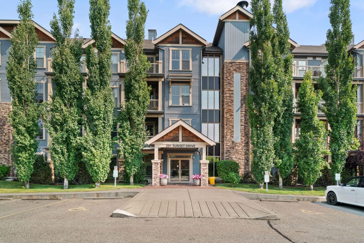 407, 201 Sunset Drive — photo 1
