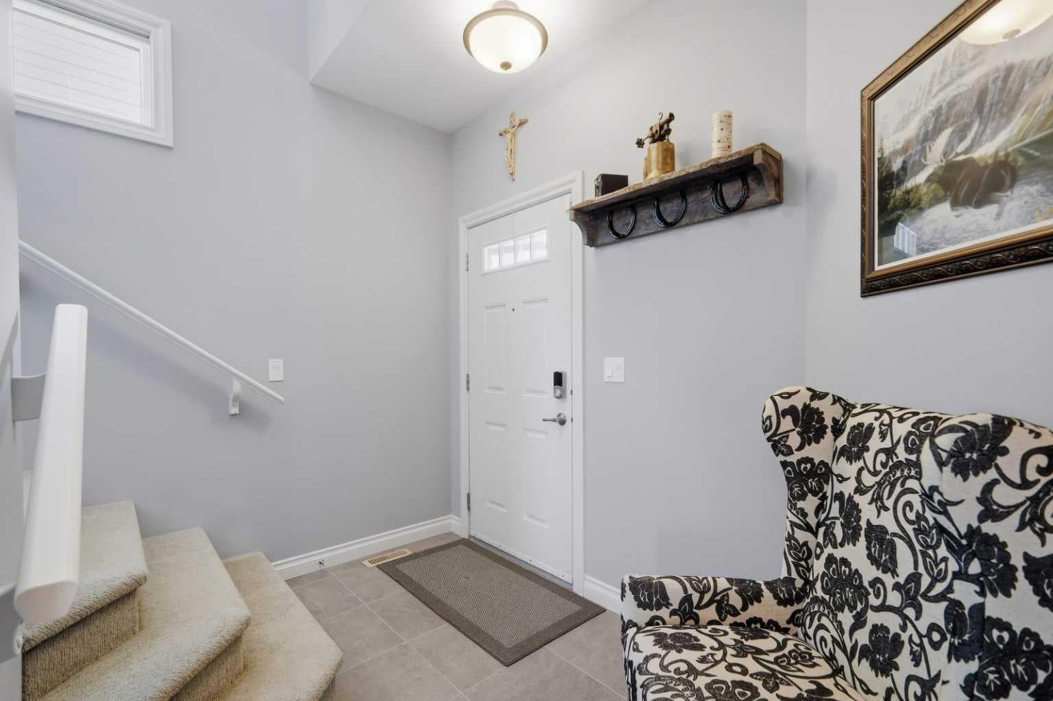 64 Henderson Crescent — photo 2
