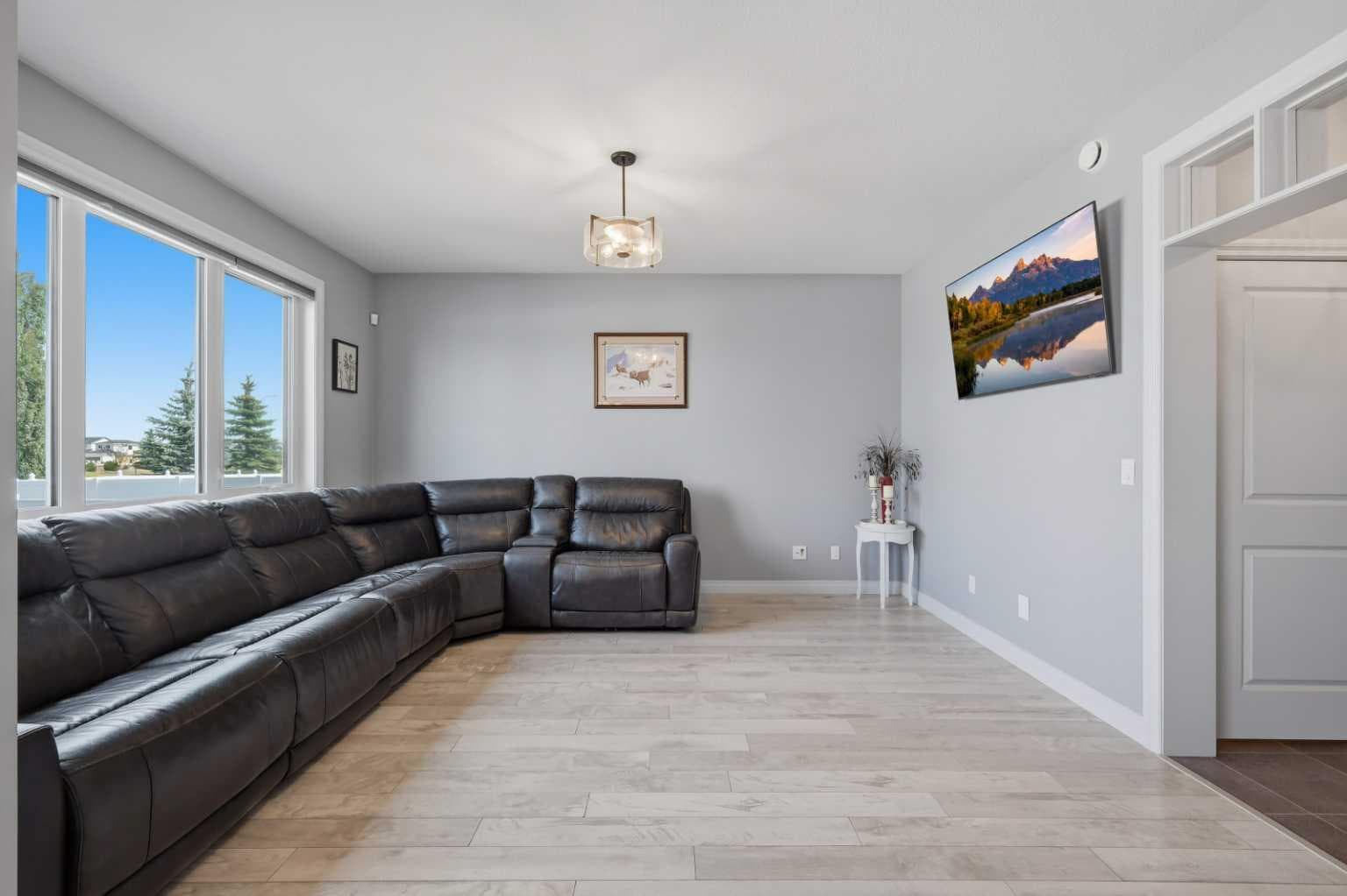 64 Henderson Crescent — photo 3