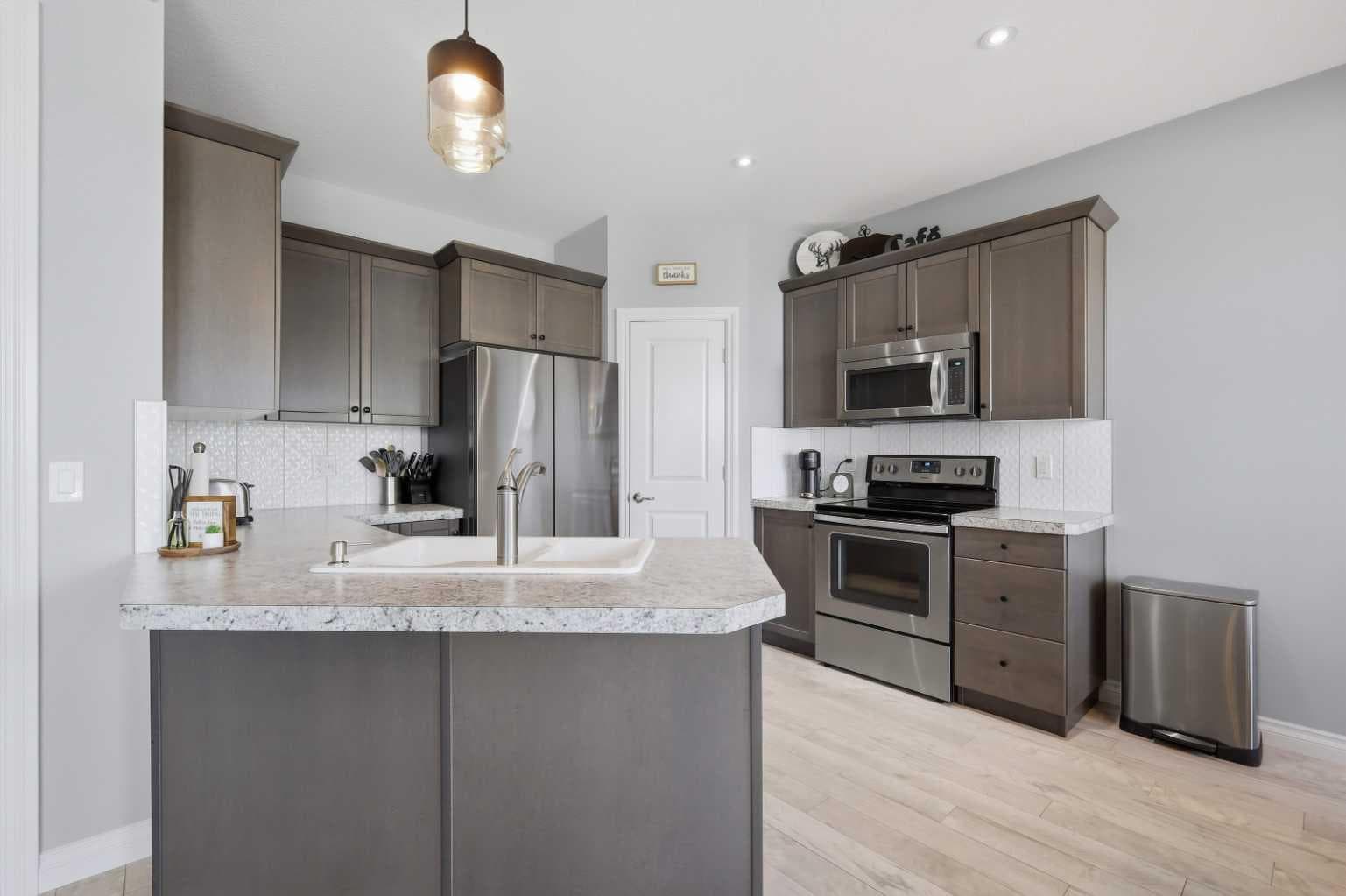64 Henderson Crescent — photo 4