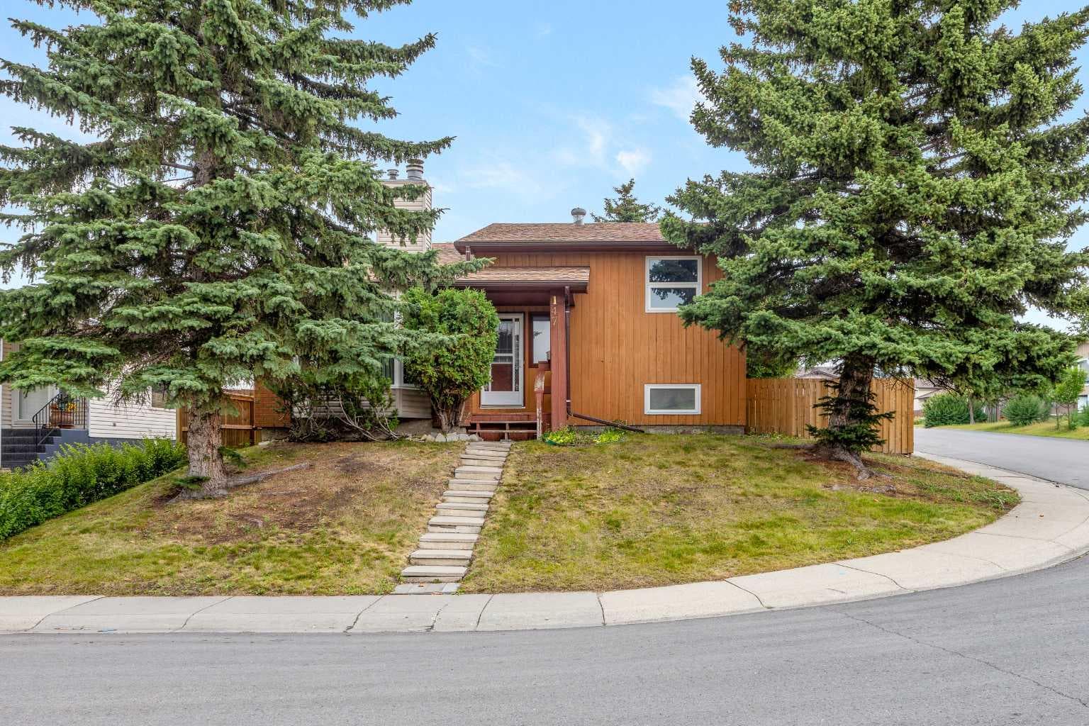 147 Whitlock Close NE — photo 2