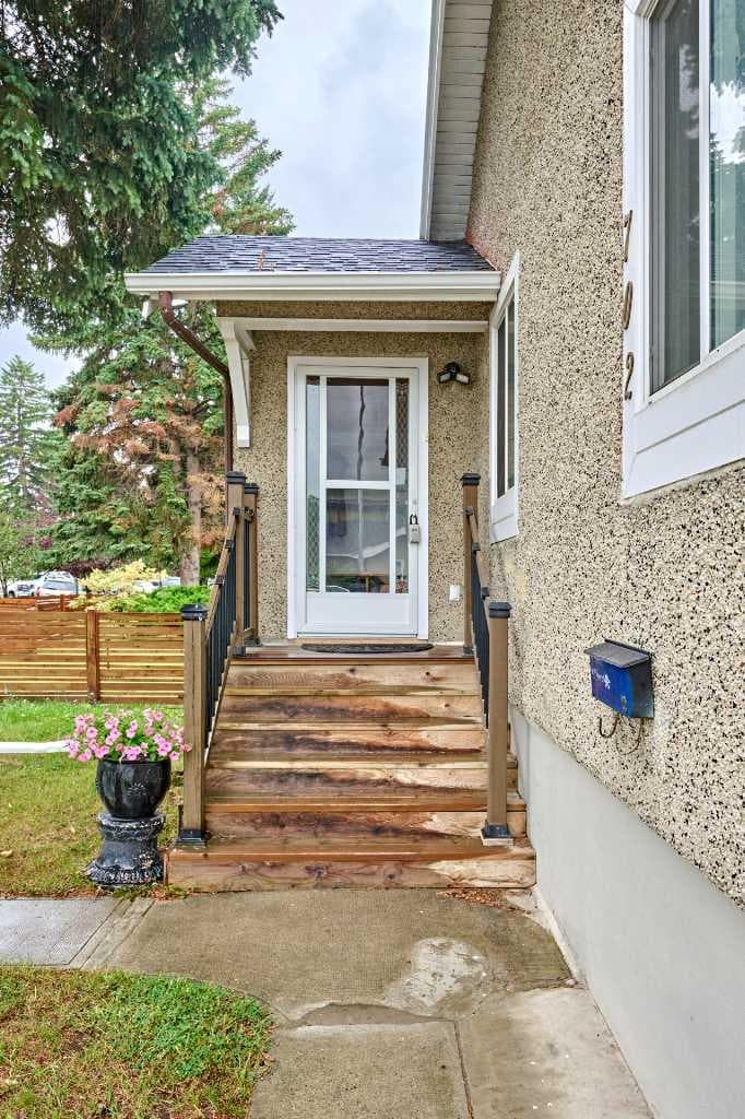 702 17 Avenue NW — photo 4