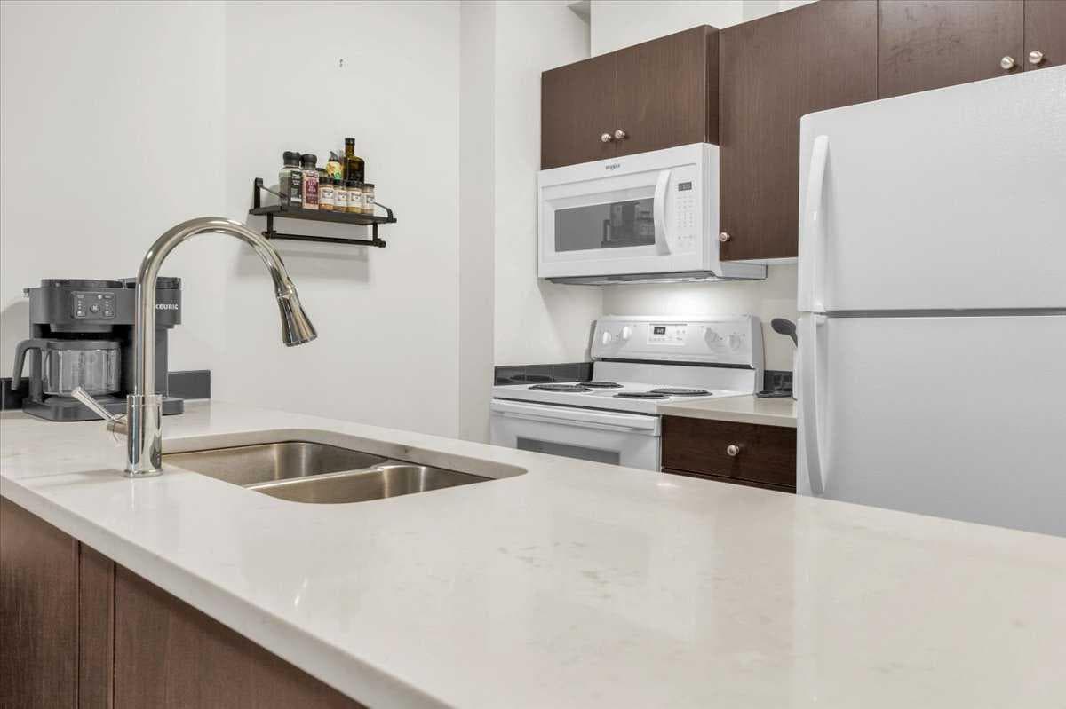 1108, 73 Erin Woods Court SE — photo 2