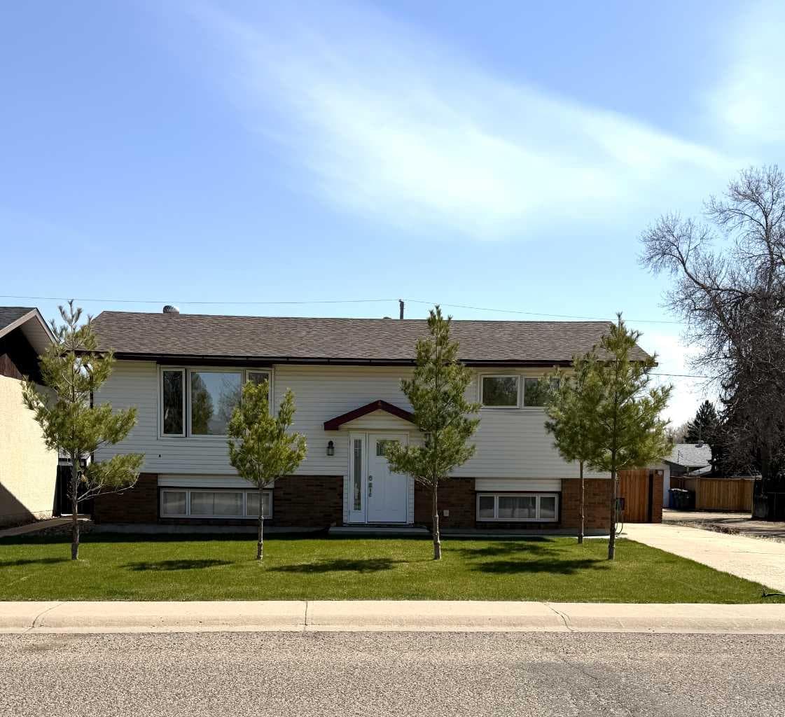 1539 4 Avenue NE — photo 1