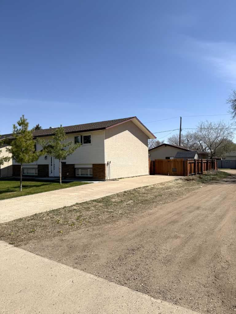 1539 4 Avenue NE — photo 2