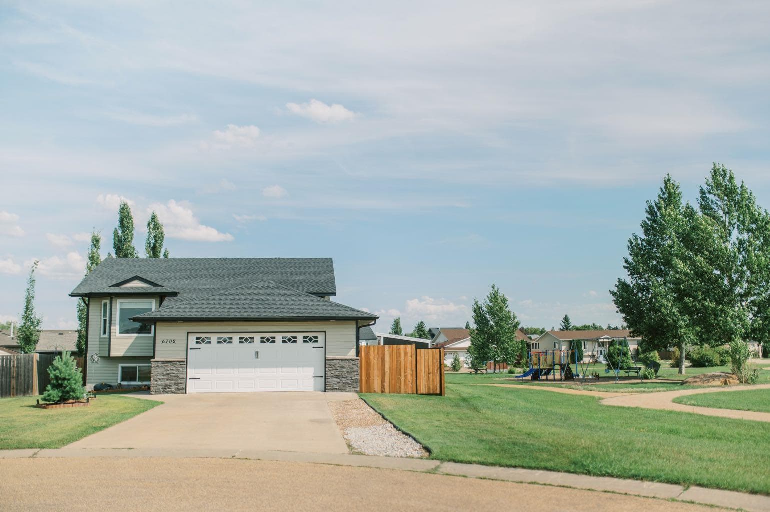 6702 43 Avenue Close — photo 1