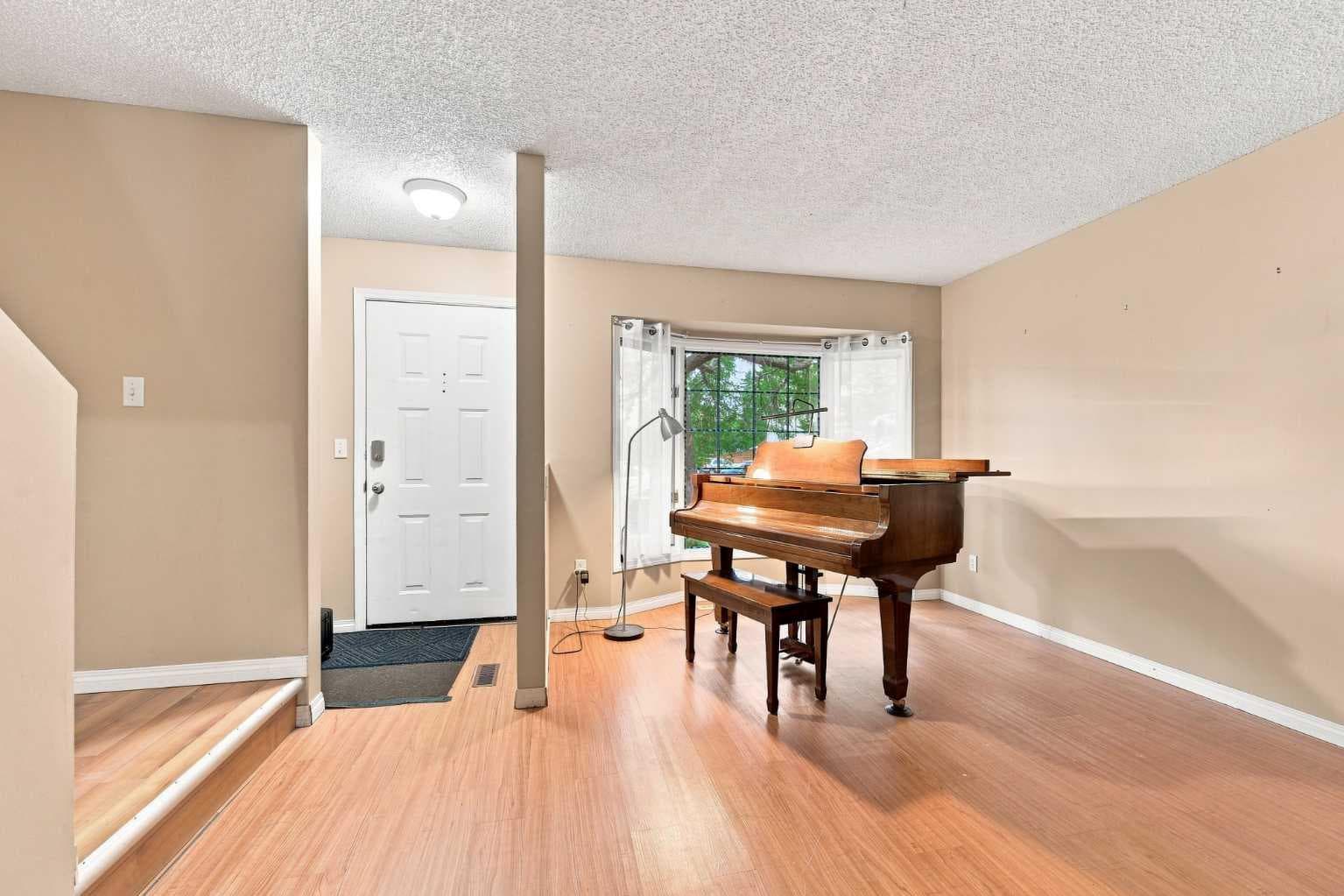 70 Edgeburn Crescent — photo 5