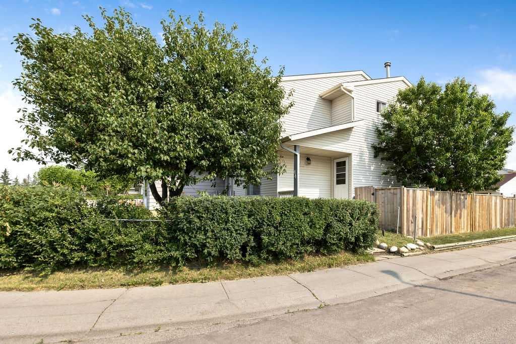 44 Falwood Crescent NE — photo 2