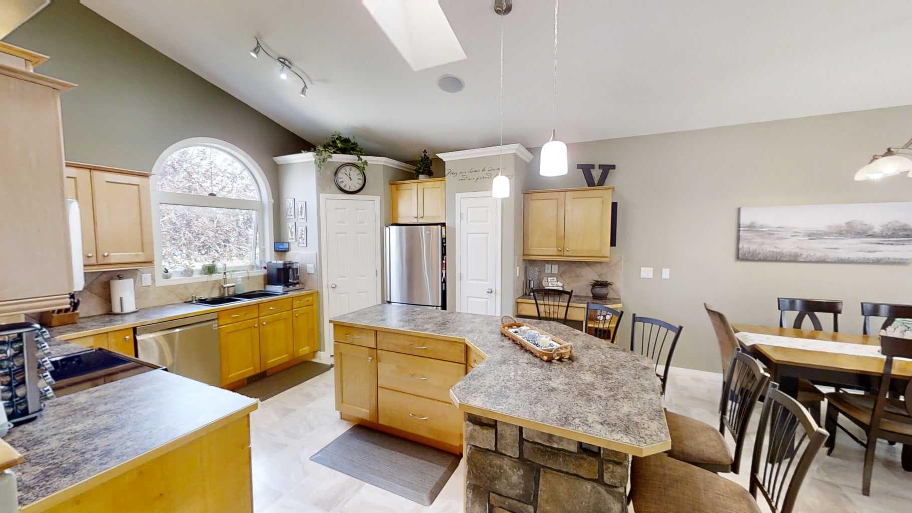 64 Riverwood Manor W — photo 5