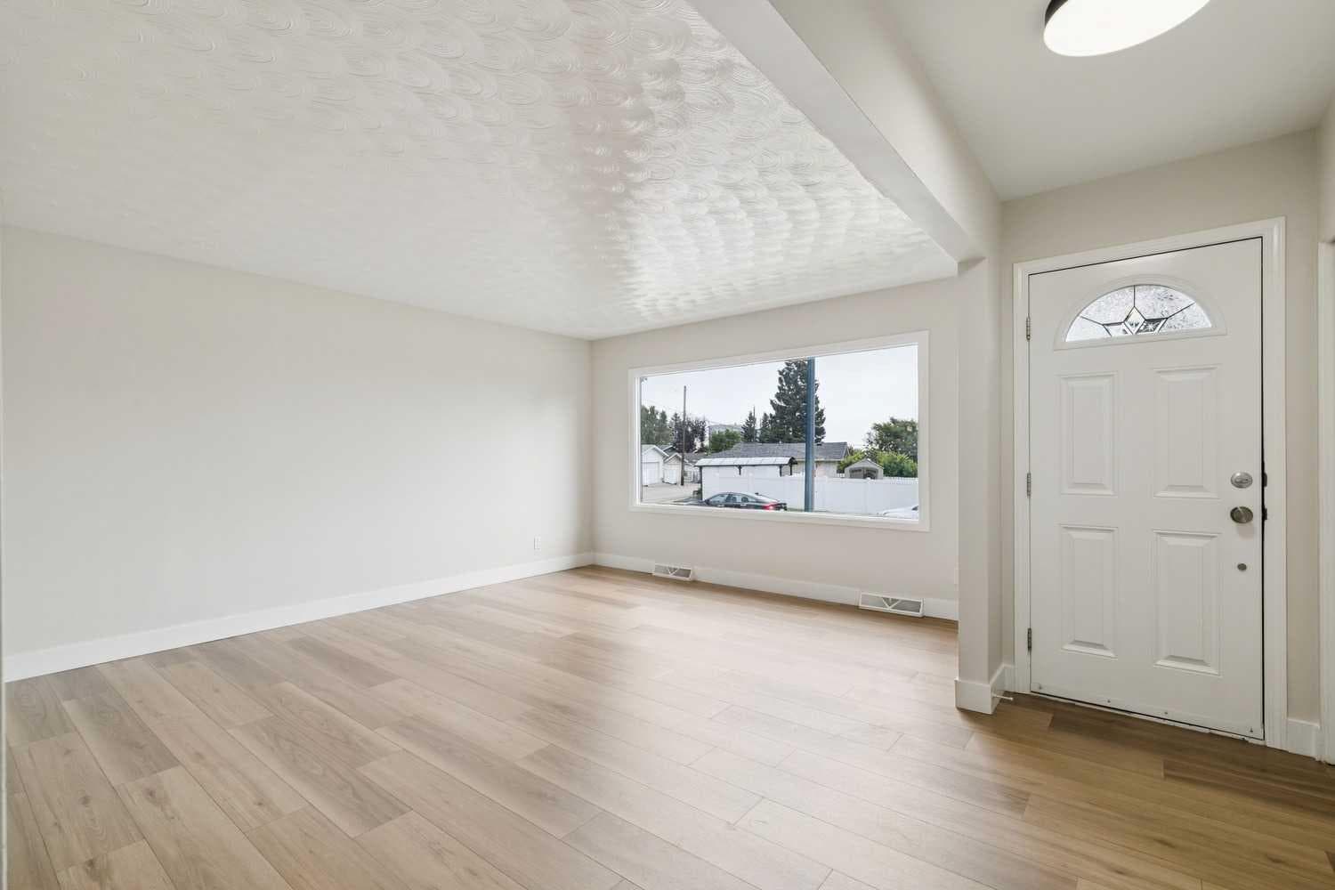 10415 8 Street SW — photo 3