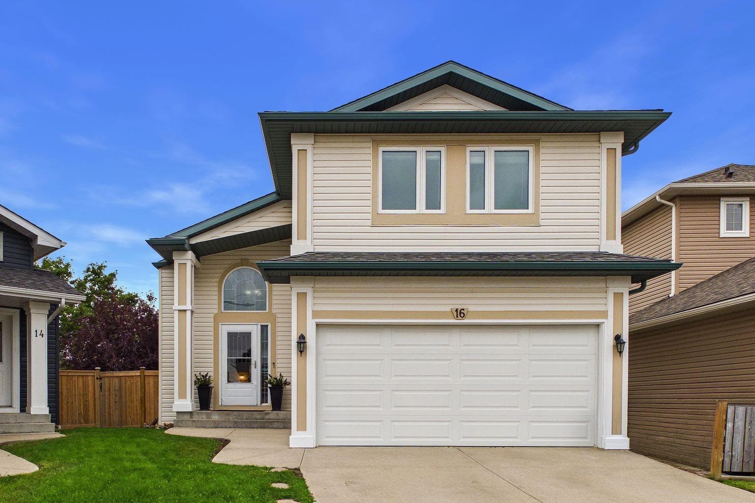 16 Big Springs Mews SE — photo 1